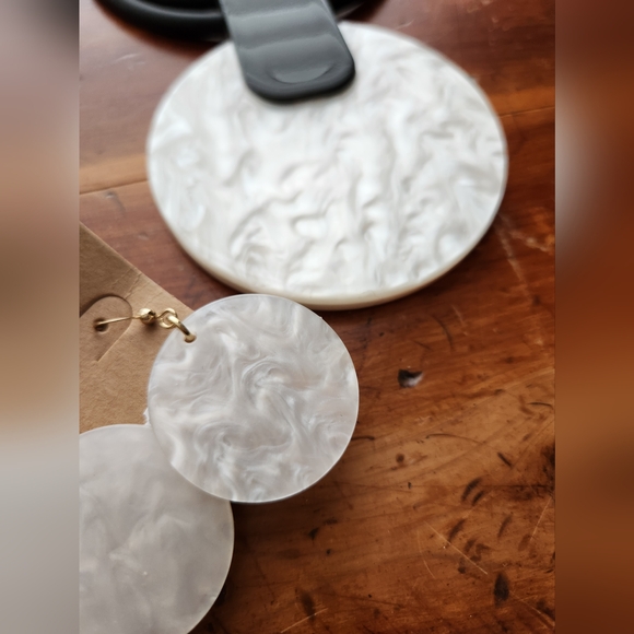 Reversible Black and White Statement Necklace - Picture 9 of 16